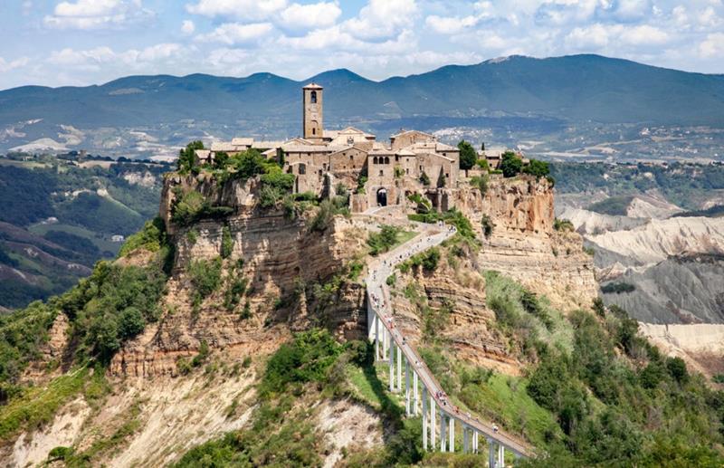 Come la pietra ha plasmato i paesaggi italiani - muri, terrazzamenti, borghi e vie storiche